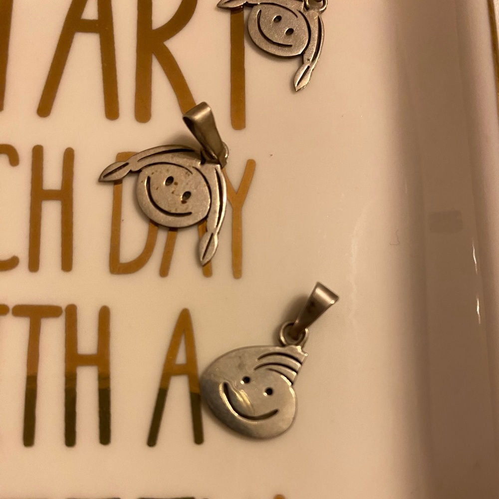 Vintage 925 stamped smiling boy and girl pendants - Picture 6 of 10